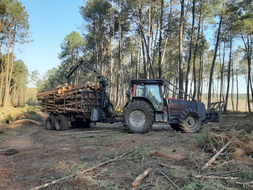 Tracteurs et grue forestière